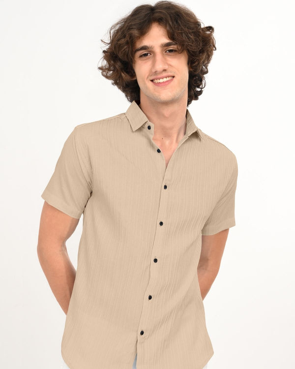 Men’s beige casual textured summer shirt front look